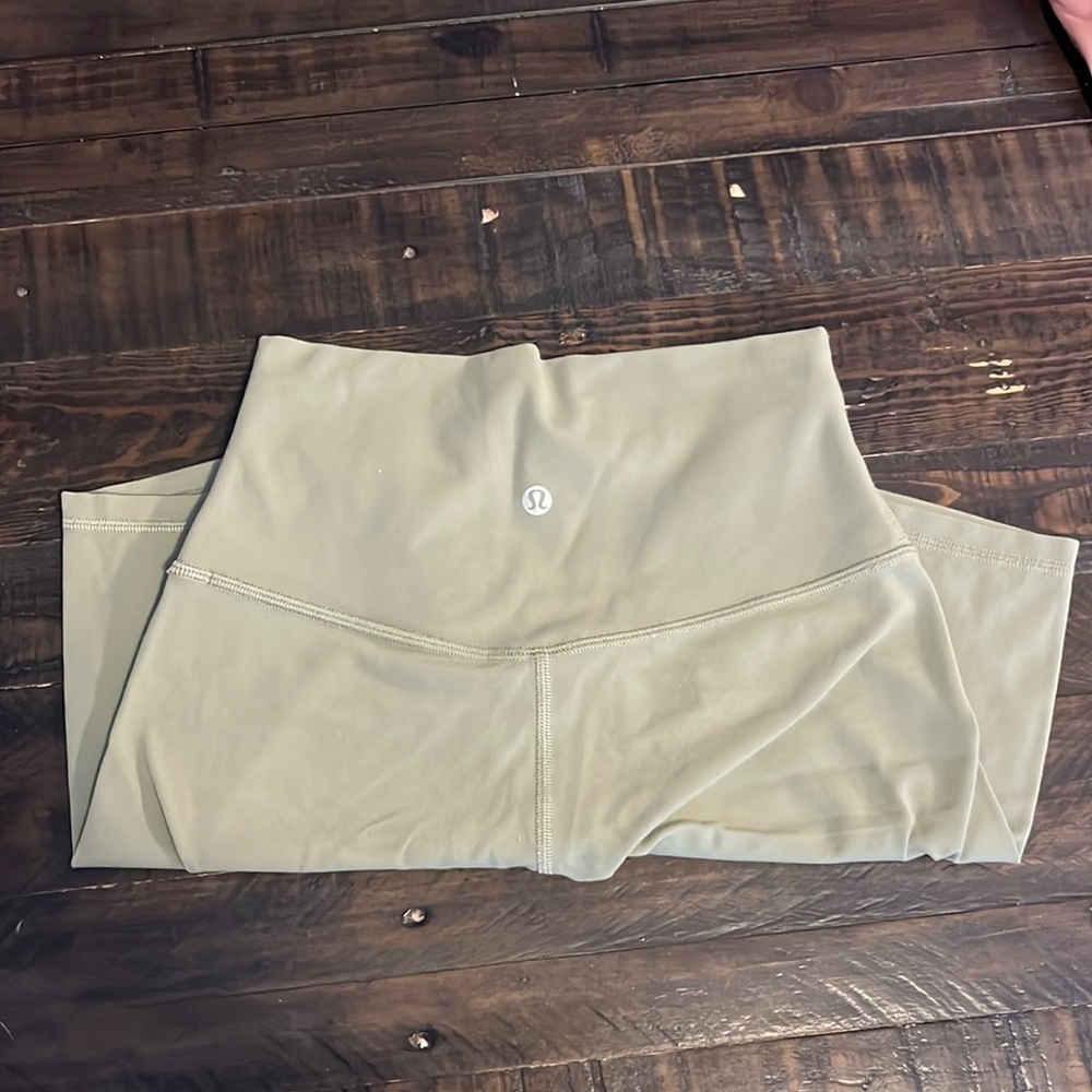 Size 4 Lululemon align biker shorts!!